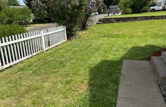 2817 W Gary ~2br/1ba in West Roseburg ~
