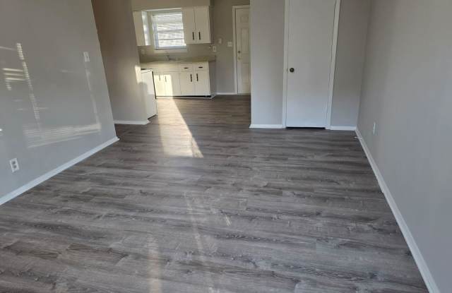 Photo of Nice 2 bedroom, 1 bath Fourplex