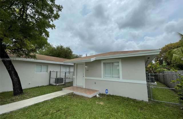 5881 NW 32nd Ave - 5881 NW 32nd Ave, Brownsville, FL 33142