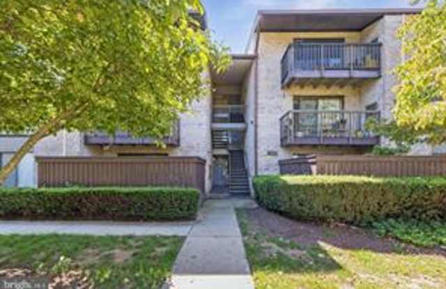 SPACIOUS 2 BEDROOM 2 BATH CONDO IN CENTER CT