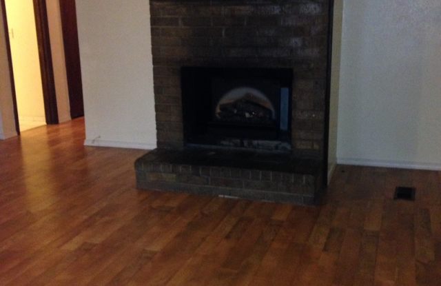 A 3 bed, 2 bath Duplex in Broken Arrow