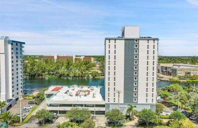 1505 N Riverside Dr