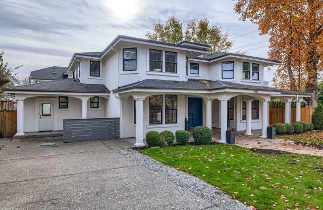 Stunning 5bed/5bath + Office in Prime Kirkland Location!