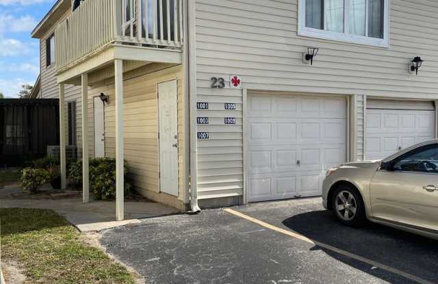 Spacious 2 bedroom/1 Bathroom End Unit Upstairs Condo.