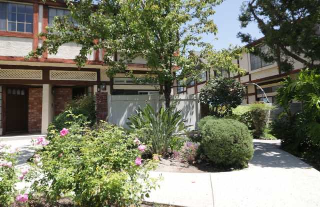 2/Bedroom Townhome in West Hills!
