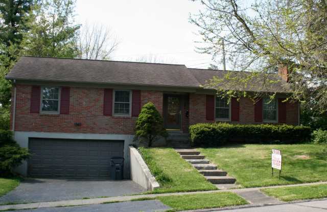 Lansdowne home with easy access to Nicholasville Rd  260602