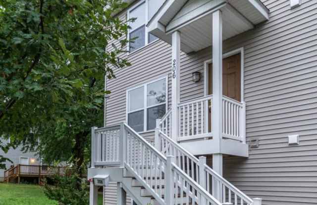 202 E 20th - 4-Bed/3-Bath Townhouse - Walking distance to stadium!