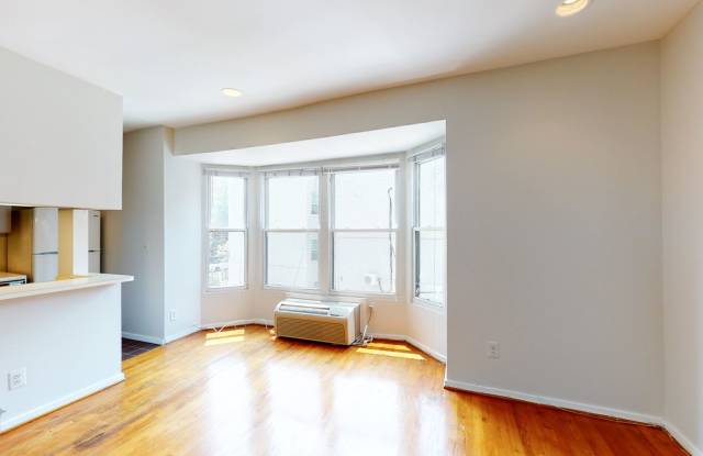 Stylish Studio in Adams Morgan! Amazing Location!