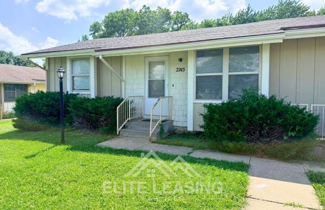 2 Bed Duplex with Finished Basement & Large Backyard