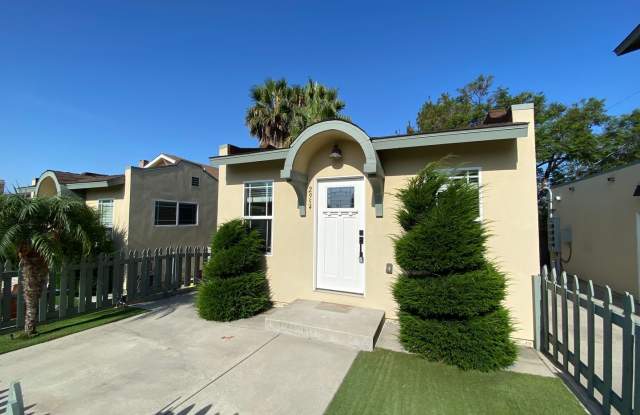 One Bedroom Bungalow in Boutique Community! AIR CONDITIONING! Full size Washer/Dryer! Enclosed Front Yard!