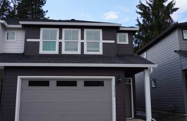LIKE NEW Beautiful Prairie Townhome for Lease - 11412 NE 127th Ct