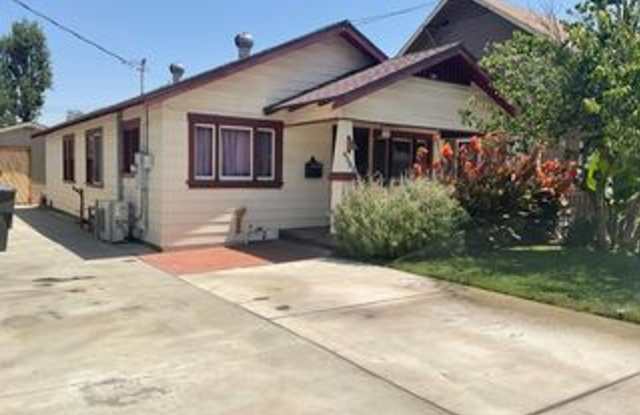 2 Bedroom 1 Bathroom Home in Riverside!