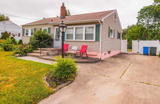 222 MACCLELLAND Avenue