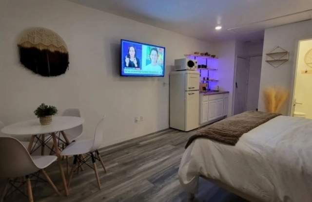 Fully Furnished Studio Near Lake Nona, Airport & Theme Parks – Utilities Included!