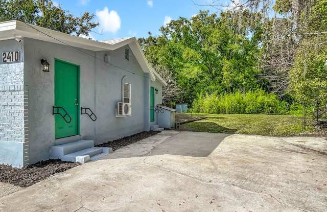 2 bed/1.5 bath Single-Family Home on Large Lot in Sanford!
