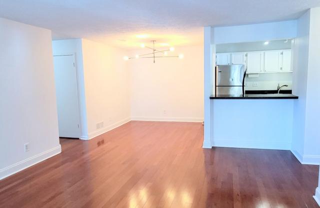 Prime Location Condo in Sandy Springs. Gated community. Swim/Tennis