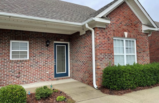 2 bedroom, 2 bath end unit townhome located in Independence South Townhomes - 211 Hibiscus Way, Wilmington, NC 28412