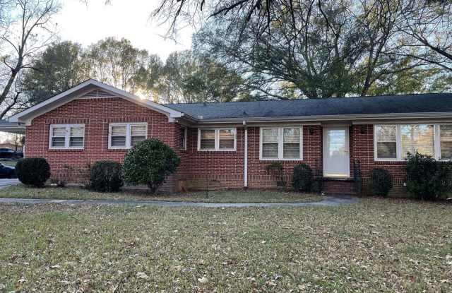 West Athens Three Bedroom Available - 125 Jefferson River Road, Athens, GA 30607