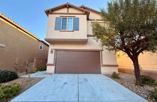 Beautiful 5 bed/ 3 bath , 2 story home for lease!