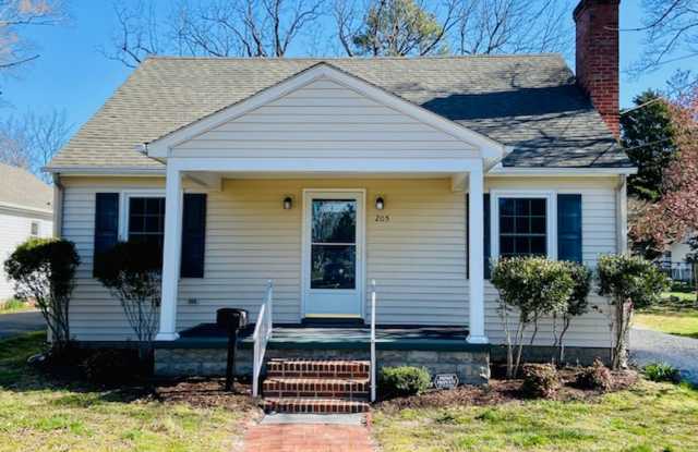 Cozy & Convenient 2 Bed, 1 Bath Home