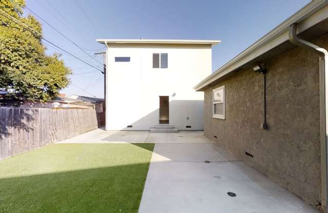 4BD/2BA, Great Yard Space!