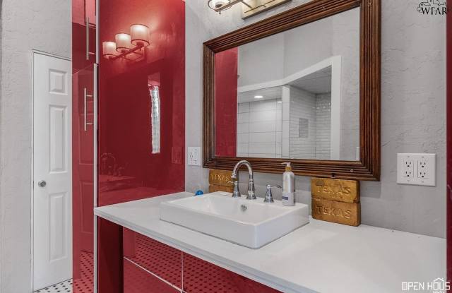 101 N WAGGONER STREET