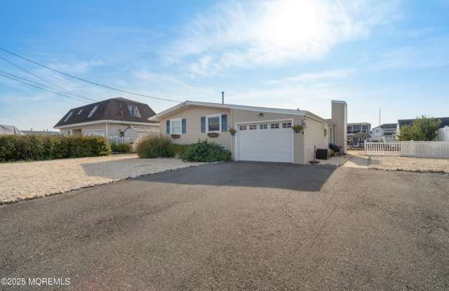 Photo of 825 Leeward Drive