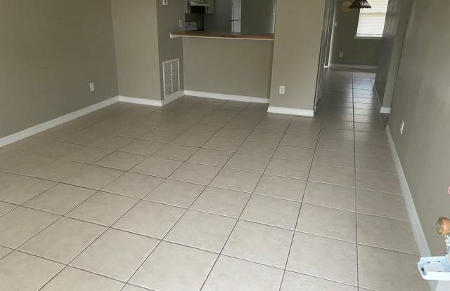 2/1/1 great location