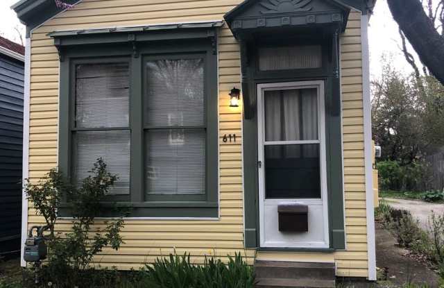 One Bedroom Old Louisville Cottage