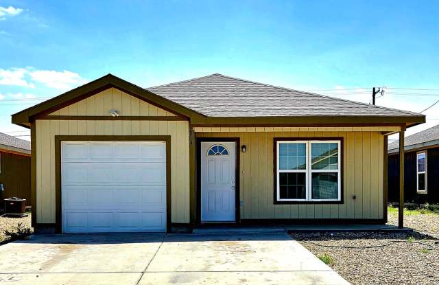 $250 MOVE-IN SPECIAL: Cozy Three Bedroom House - 2214 East Main Street, Lubbock, TX 79403