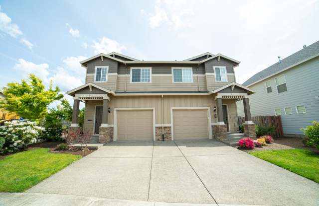 Newer Construction Townhome in Canby