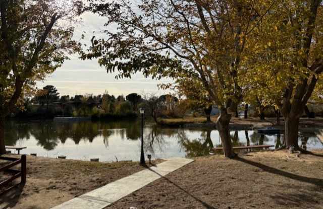 Move-In Special: $200 Off First Month's Rent! Beautiful Lake side 1-Bedroom Condo