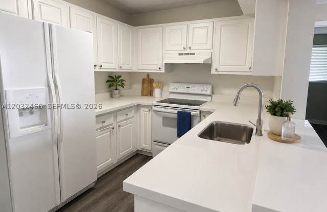 350 Palm Cir W