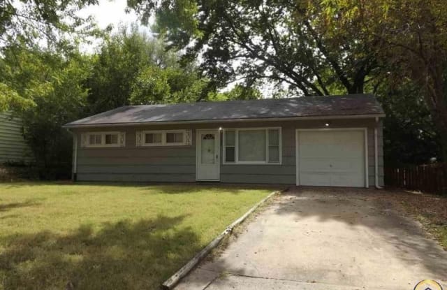 1711 SE Lott St - 1711 Southeast Lott Street, Topeka, KS 66605