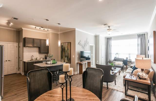 Vintage Foxland Apartments