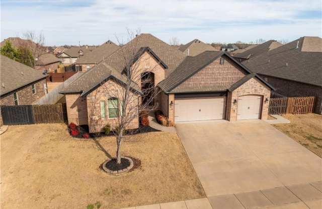 6101  W Woodbine  DR