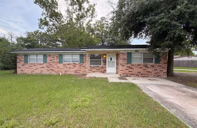 North Jax 3/1.5 Single Family Home! Corner Lot! Pet Friendly! Garage & Storage Space!