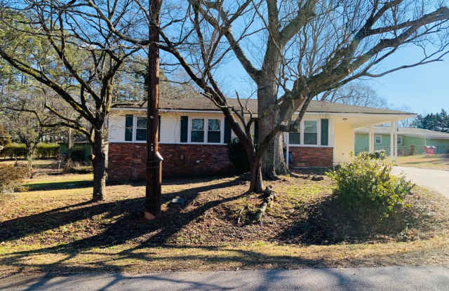 Beautiful 3 bedroom 1 bathroom home close to Downtown Newnan! Must see!