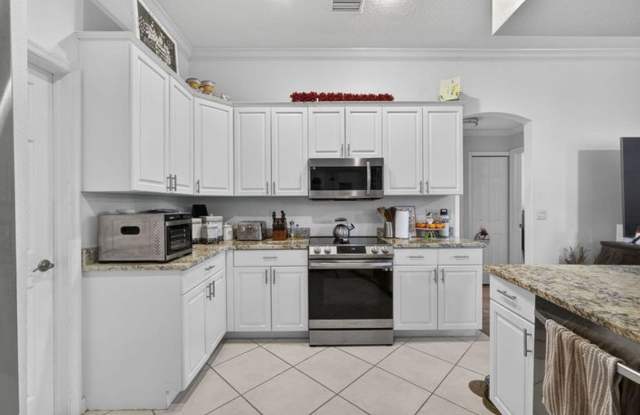 146 Fernwood Crescent, Royal Palm Beach, FL 33411