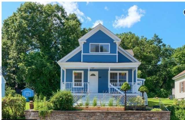 Photo of 142 E Meadow Rd