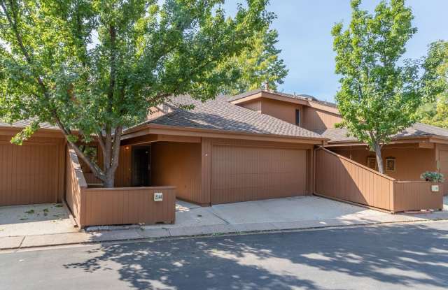 Beautiful Townhome in Central Colorado Springs!