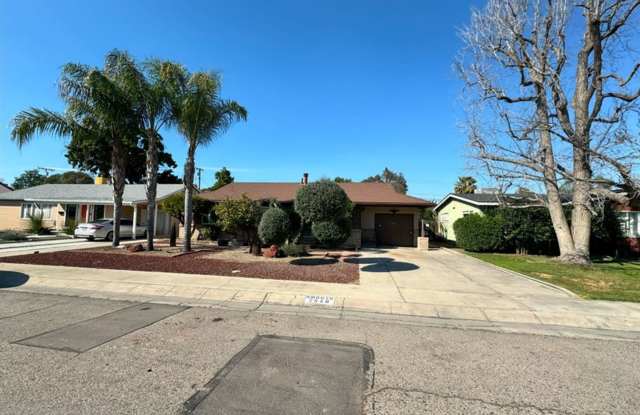 Charming Central Visalia home in a great school district! - 2548 West Iris Avenue, Visalia, CA 93277