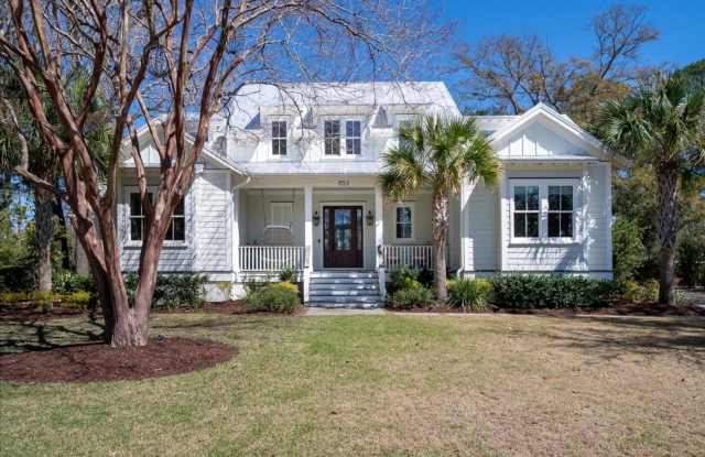 Fully Furnished Home In The Groves