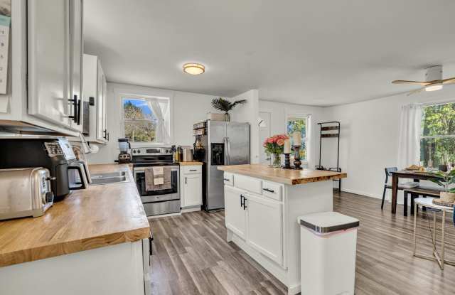 Charming Cottage with Modern Upgrades in Hanahan