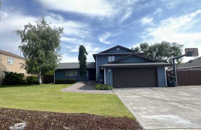 Photo of Beautiful 4 Bedroom Home on the Lake-First Month FREE!