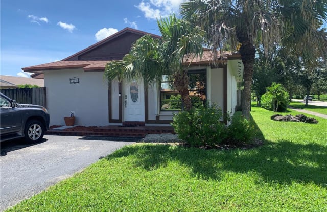 13790 SW 44th Ter - 13790 Southwest 44th Terrace, Kendale Lakes, FL 33175