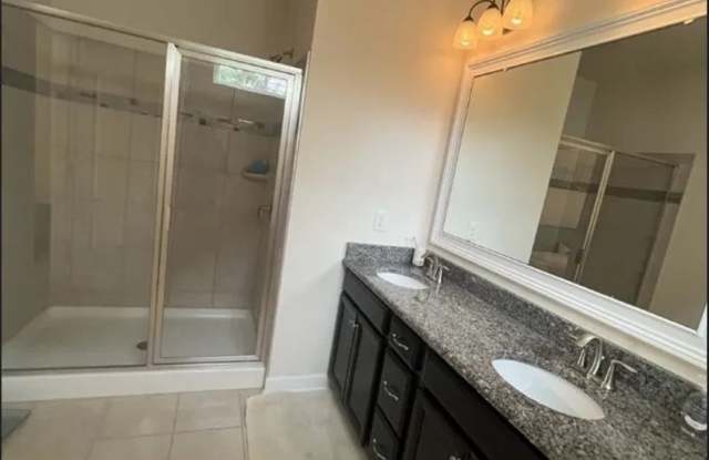 Room in 5 Bedroom Home at Topaz Plaza