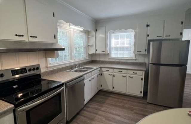 3 Bedroom 1.5 Bath Home Family Room, Living Room and Dining Room! - Eastside of Greenville