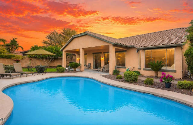 4424 E PALMDALE Lane