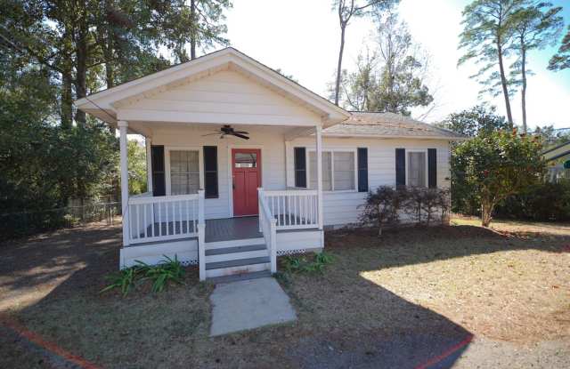 3 Bed / 1 Bath Home w/Sunroom in Midtown Neighborhood!